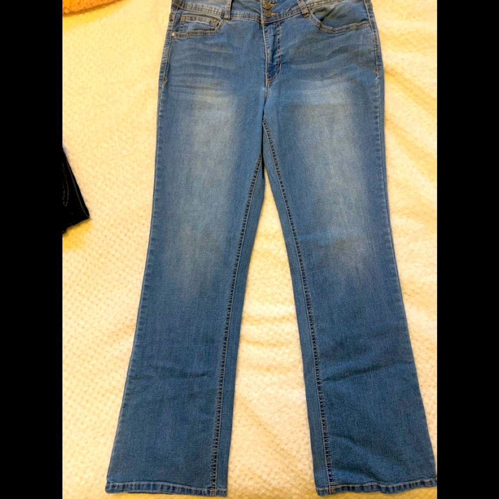 Angels prewashed, above the waist, Curvy bootcut jeans. Super soft, size 14